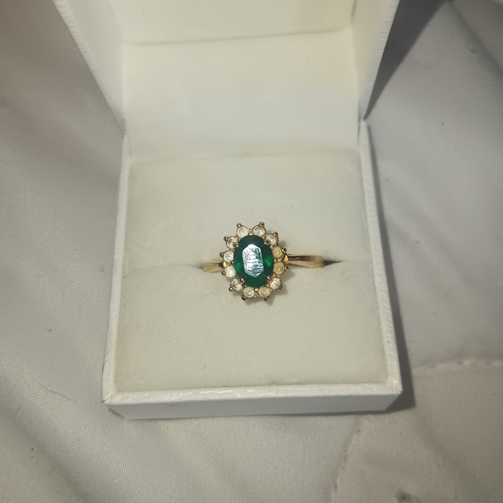 Elegant Gold and Green Gemstone Ring